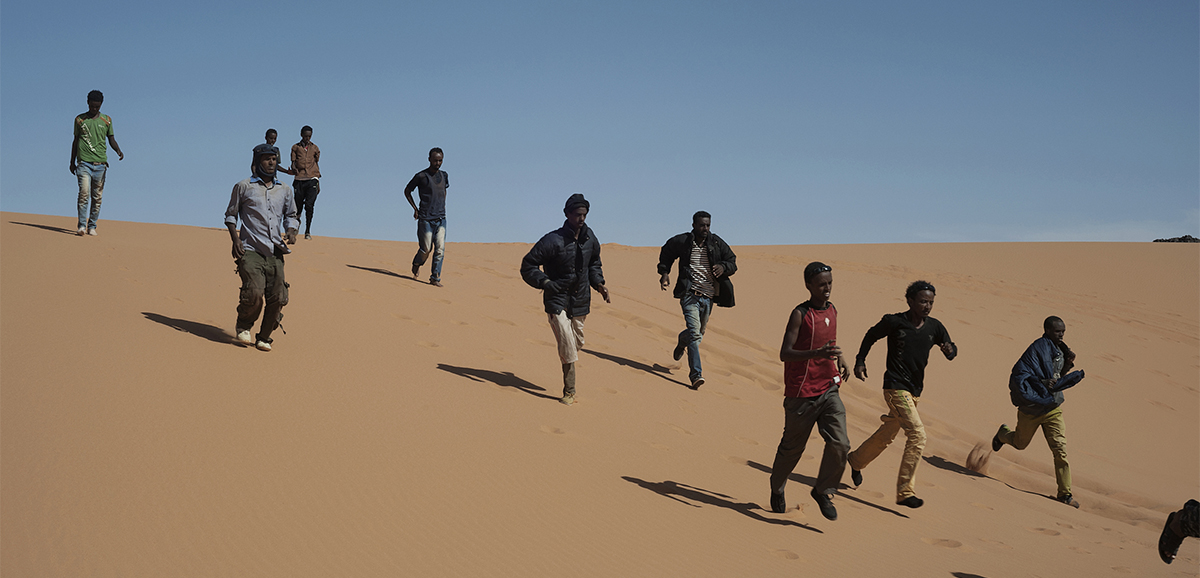 ragazzi che corrono sulle dune del deserto