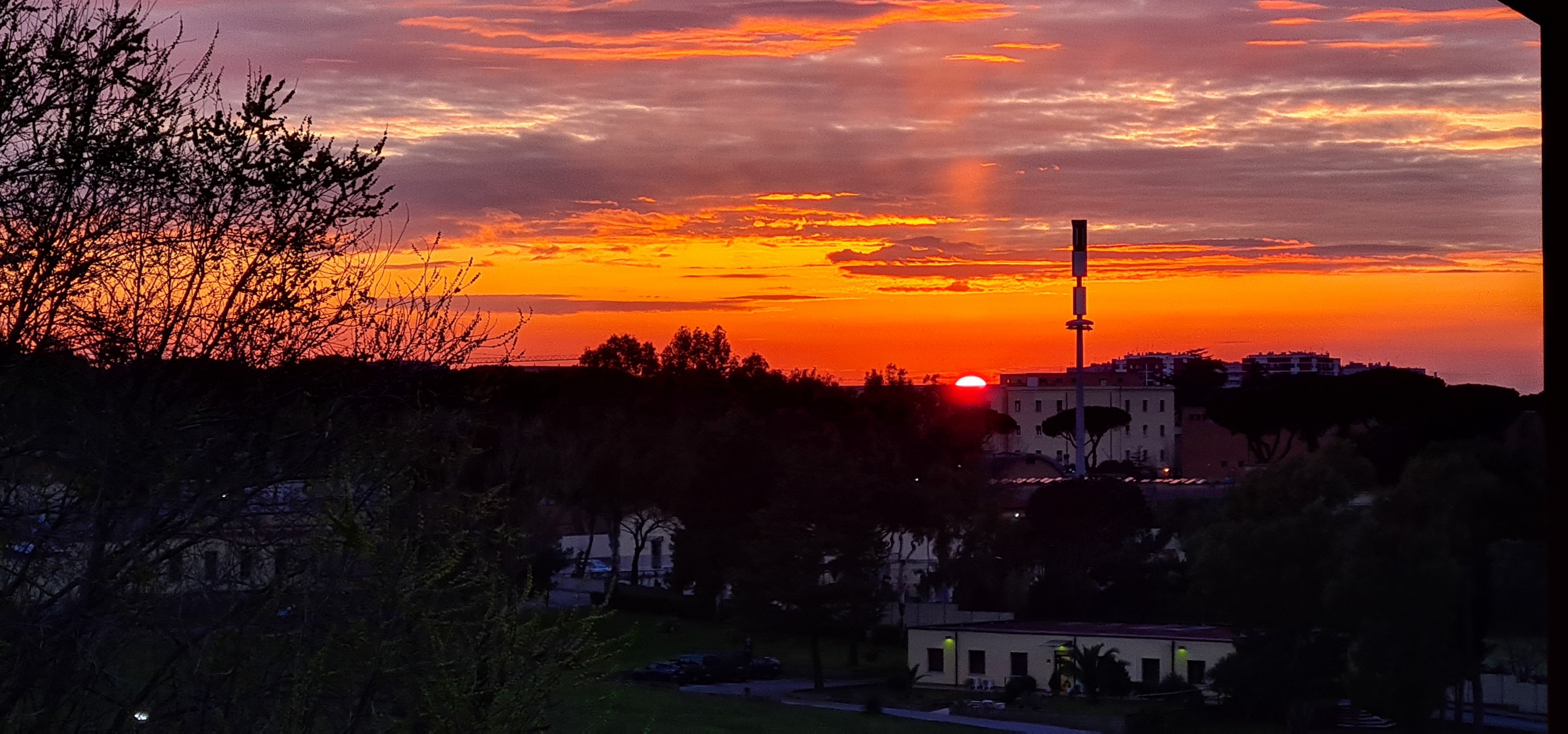 SOFFERMARSI SU UN BELLISSIMO TRAMONTO DAL TERRAZZO DI CASA