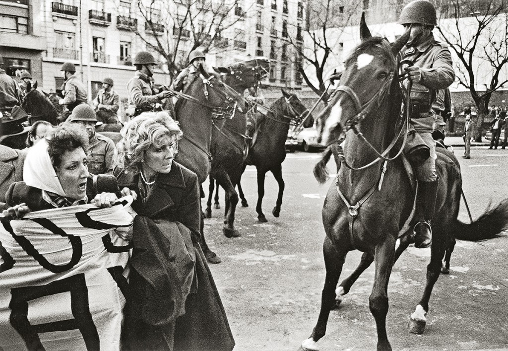 © EduardoLongoni_ManifestazioneMadresdePlaza_BuenosAires1982